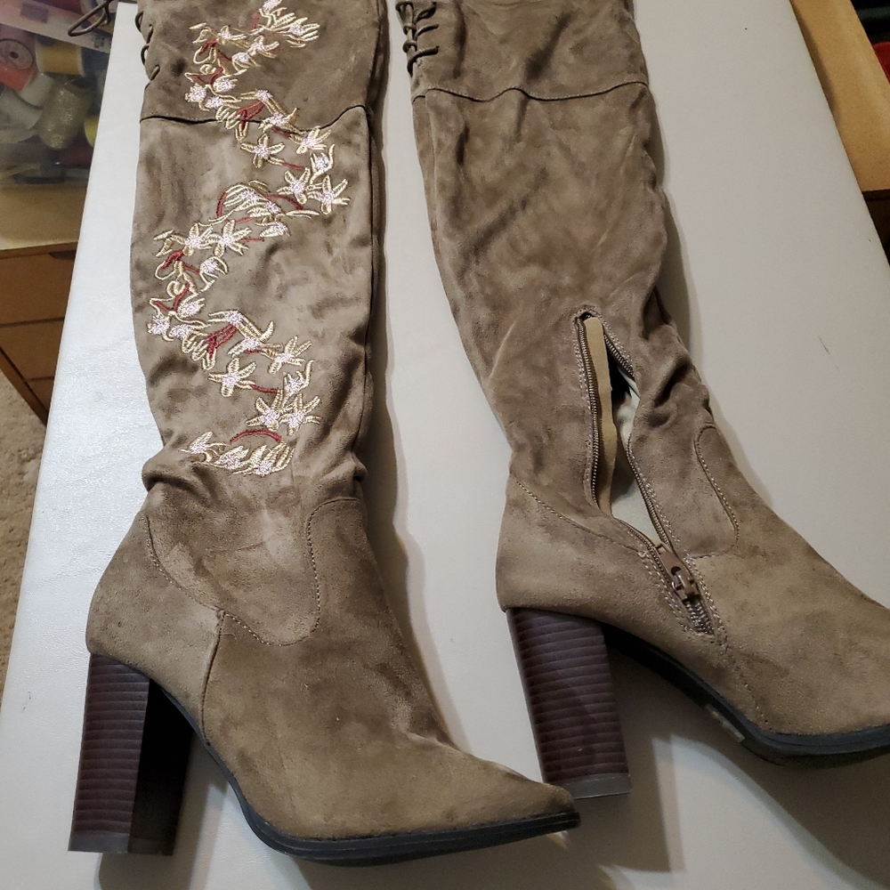 Suede boots Never worn NEW